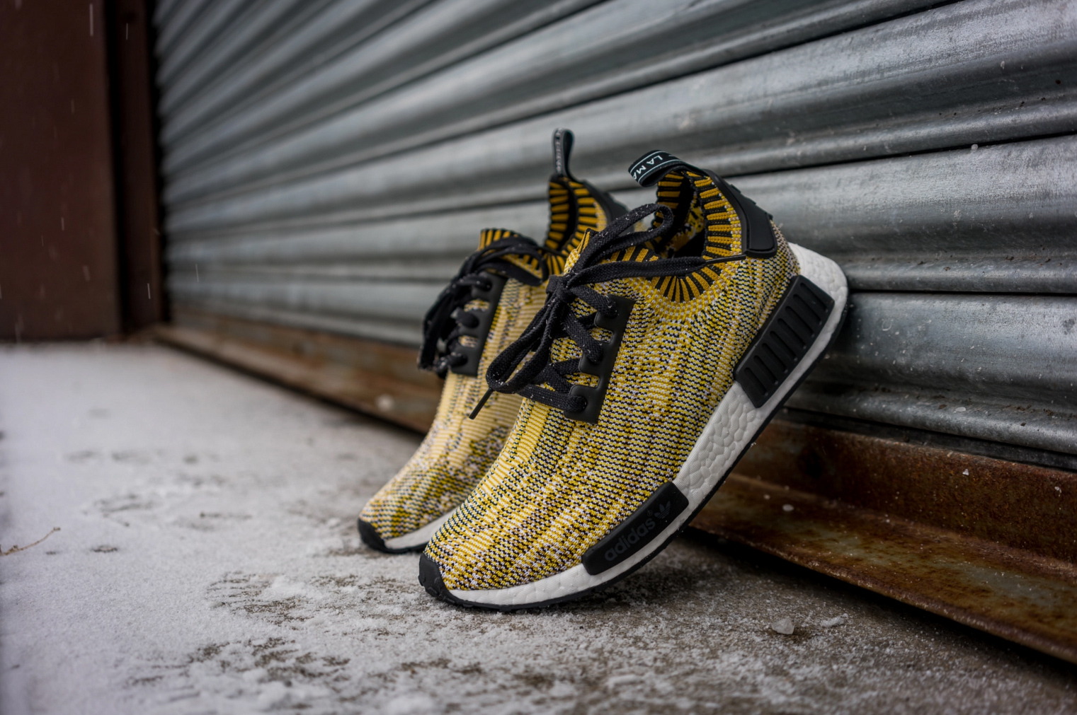 Sidelæns bodsøvelser fleksibel Adidas NMD R1 Yellow Black - Cool Sneakers