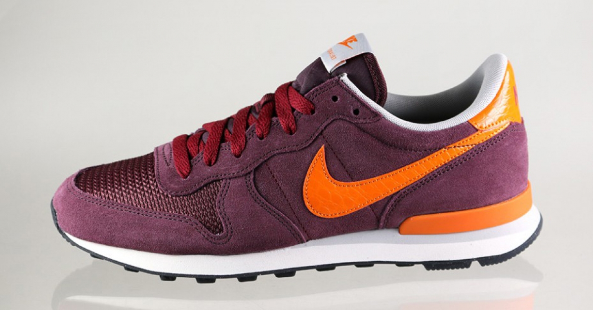 all burgundy nike shoes